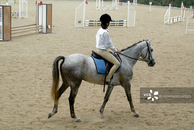 在南非约翰内斯堡，少女盛装参加场地障碍赛马术比赛图片素材