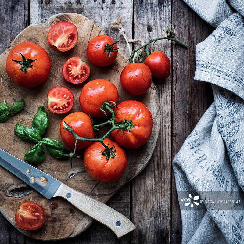 准备中的砧板上的新鲜番茄俯视图图片素材