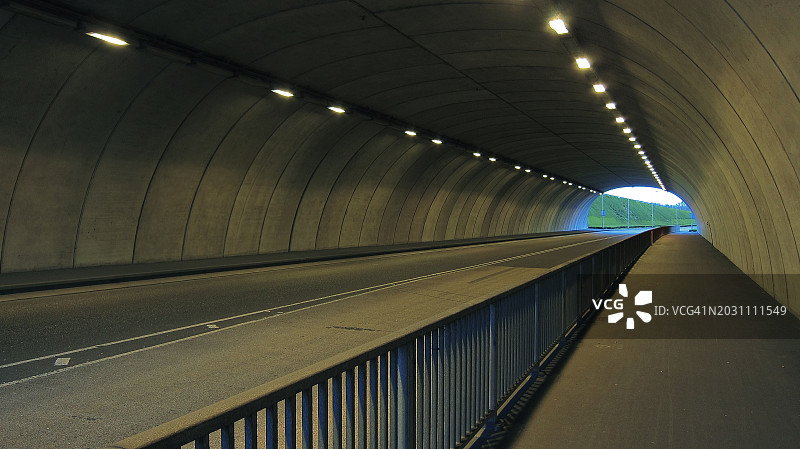 带围栏的混凝土拱形公路隧道图片素材