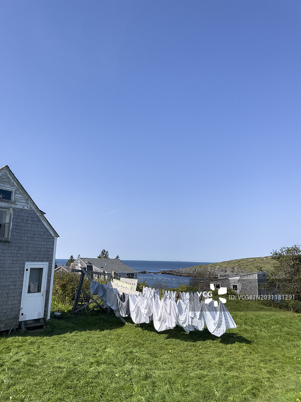 缅因州蒙赫根岛上在阳光下晾晒的床单图片素材