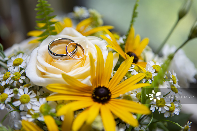 花束上的大号和小号结婚戒指图片素材