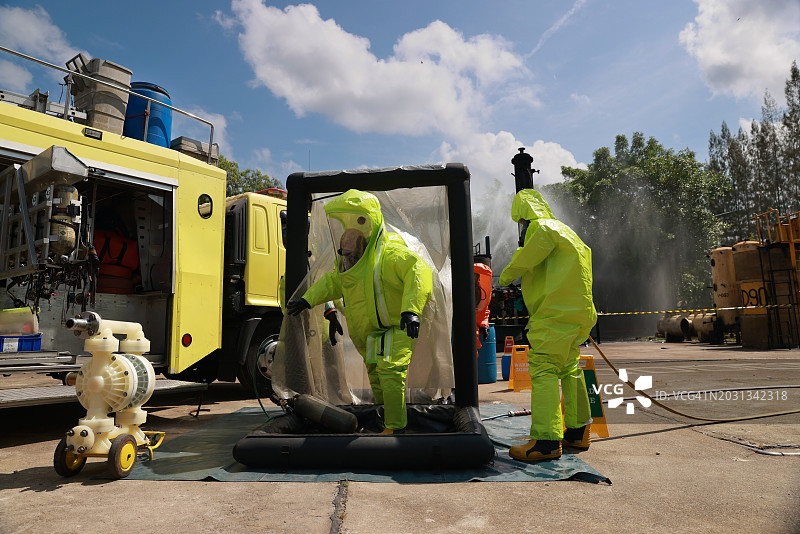 危险品处理救援队正在检查危险品卡车上的所有设备，准备在危险区域作业图片素材