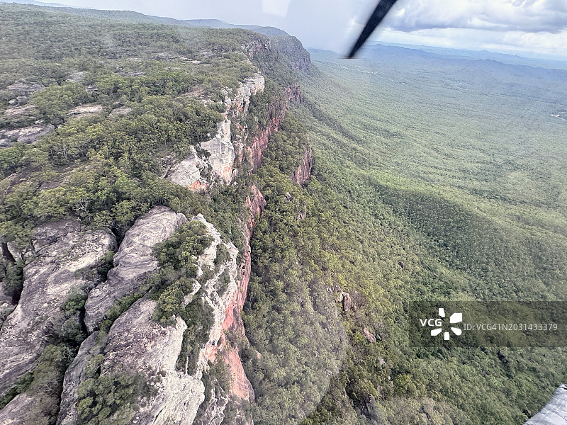 澳大利亚昆士兰州穆利根山的砂岩峭壁岩层图片素材