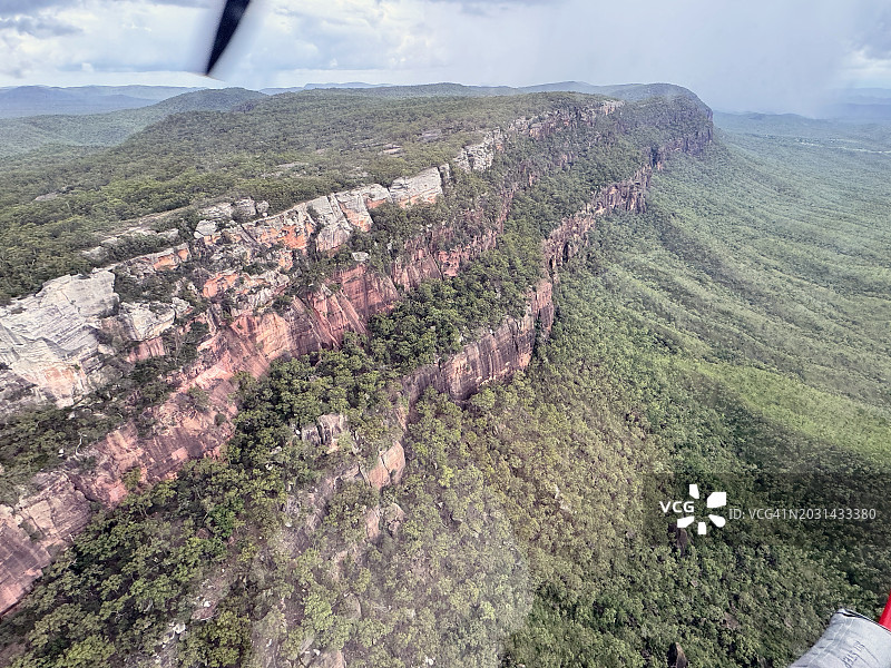 澳大利亚昆士兰州穆利根山的砂岩峭壁岩层图片素材