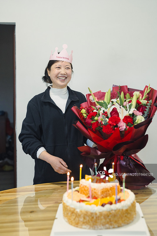 庆祝中年妇女的生日图片素材