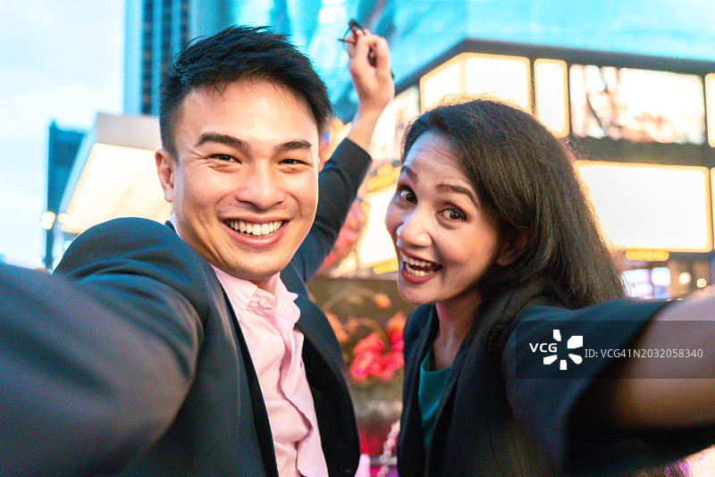 亚洲商业团队在吉隆坡夜晚自拍（马来西亚）图片素材