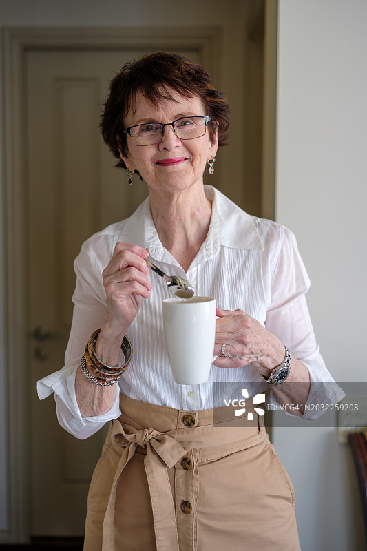 微笑搅拌茶的女人图片素材