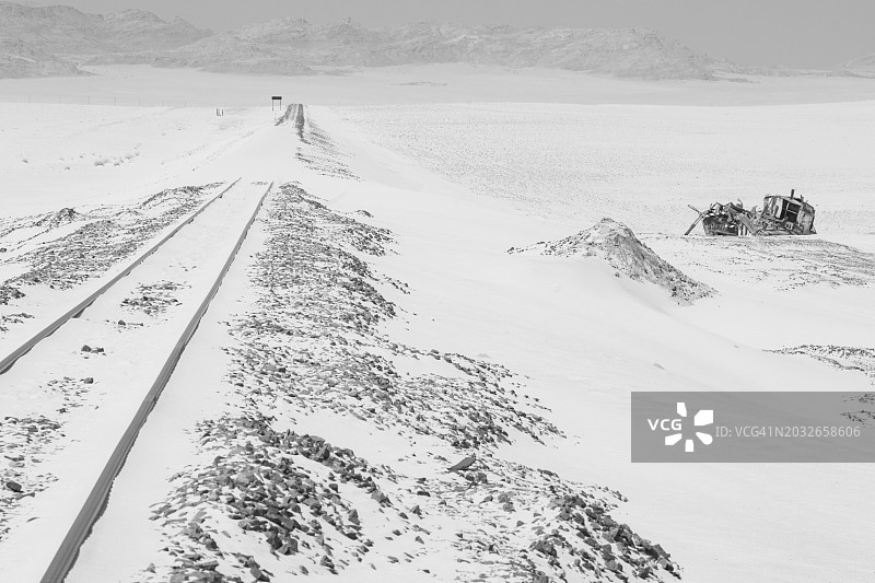 纳米比亚吕德里茨附近加雷布车站脱轨火车的红外图像图片素材