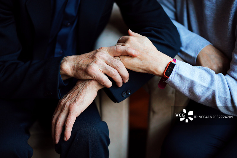 老年夫妇的手紧握在一起图片素材