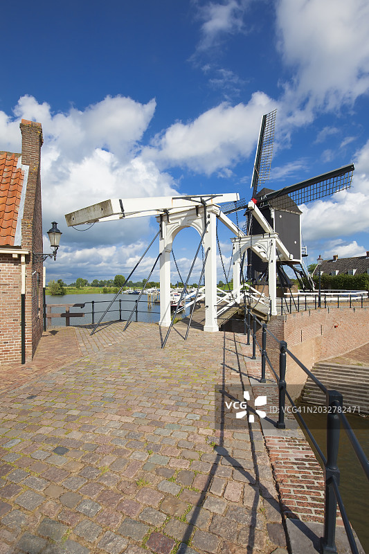 海斯登设防城市的历史吊桥和风车图片素材