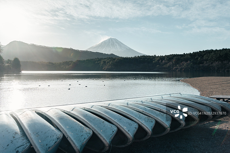 日本富士山与湖边停泊的游艇图片素材