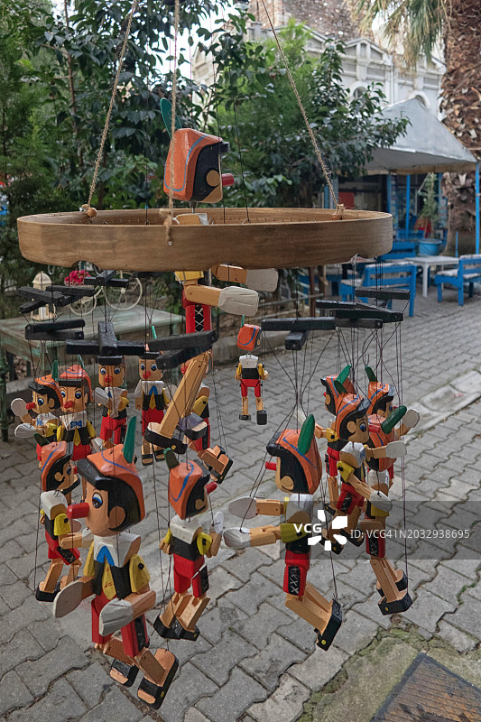 伊兹密尔商店橱窗中出售的木偶的俯视角度照片图片素材