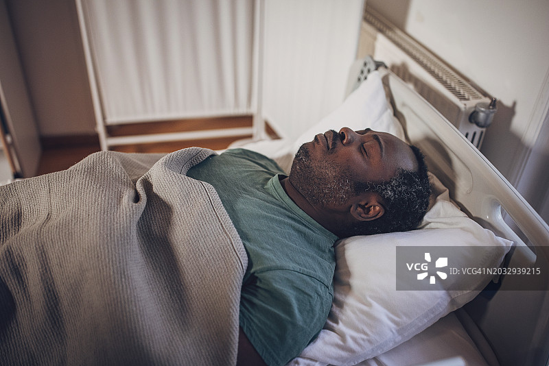 在医院病床上睡觉的男人图片素材