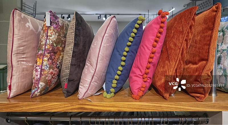 纺织品商店里色彩鲜艳的枕头图片素材