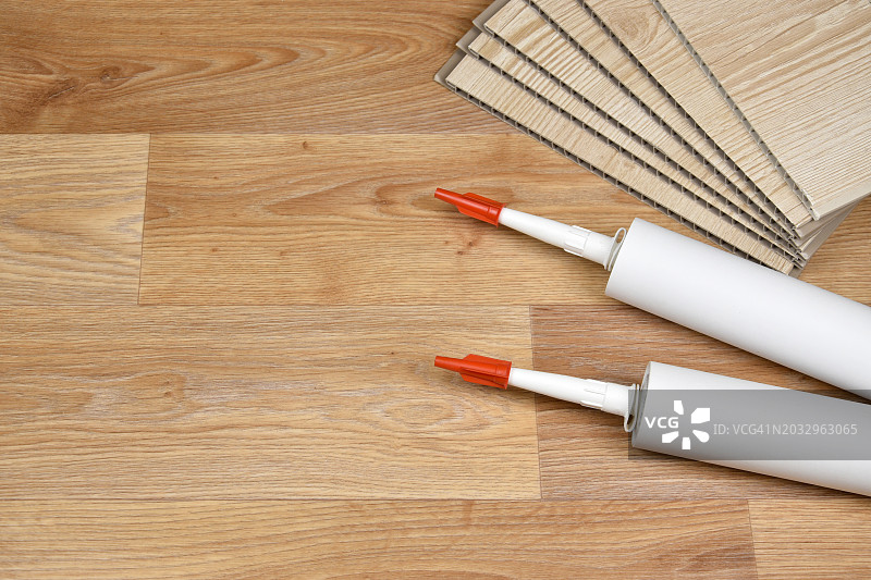 铅笔与纸张俯视图，木桌图片素材