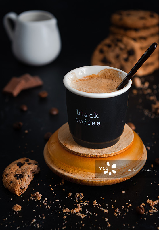 桌子上的咖啡杯特写图片素材