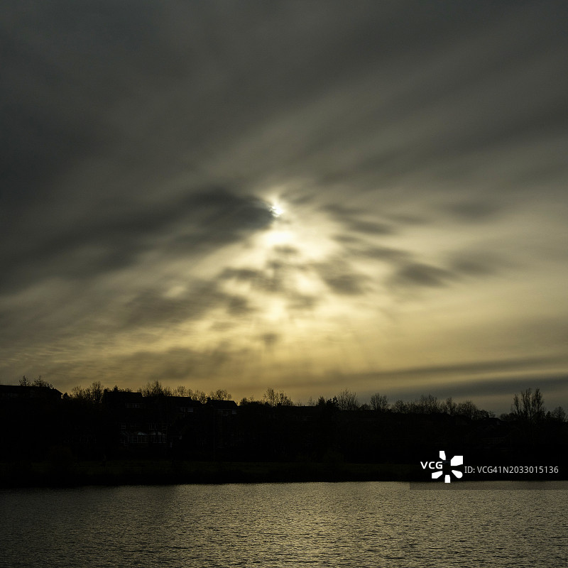日出和湖泊图片素材