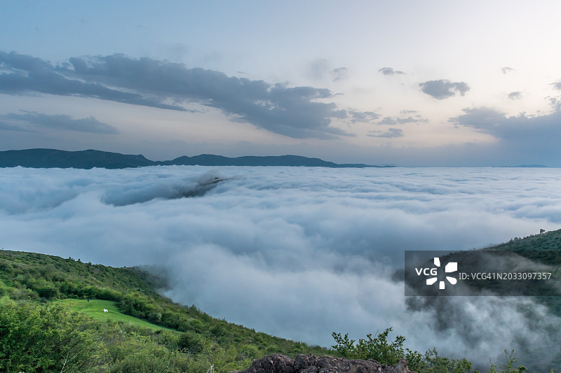 山对着天空的美景图片素材