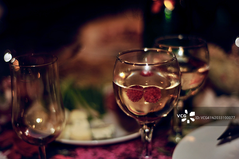 桌上葡萄酒杯特写图片素材