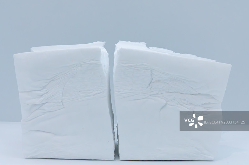 白色背景下的床特写，美国纽约州康宁市图片素材