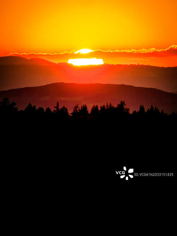 橙色天空下的风景剪影图片素材