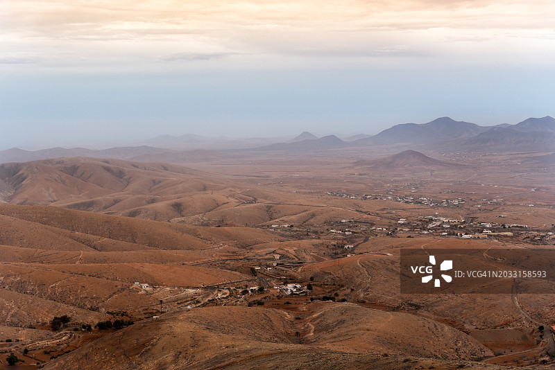 沙漠映衬天空的美景图片素材
