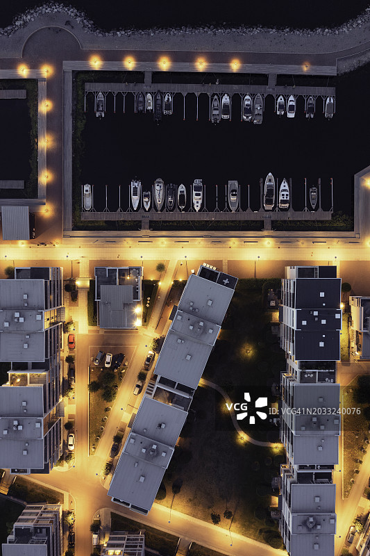 夜晚海边公寓楼的俯视角度图片素材