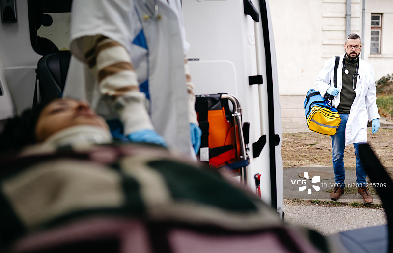 该去帮忙了图片素材