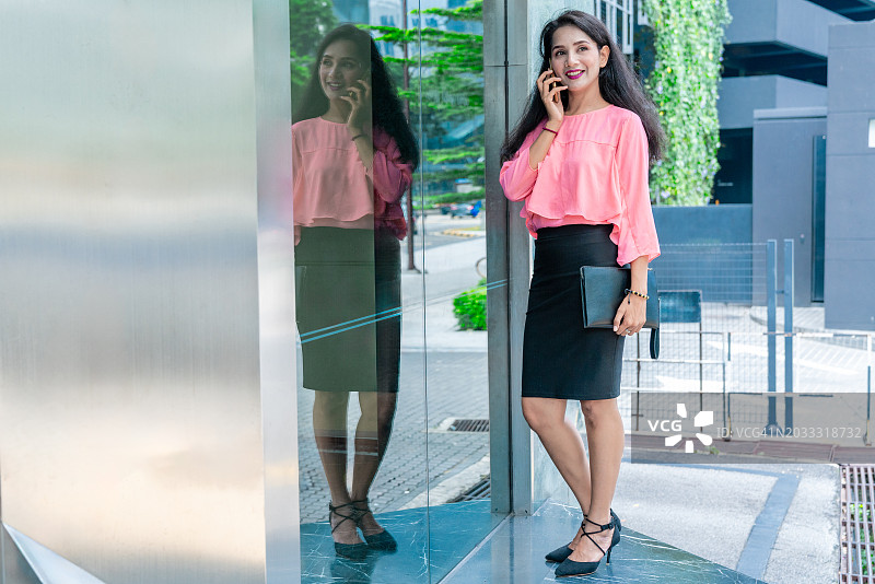 用手机交谈的现代马来西亚女商人图片素材