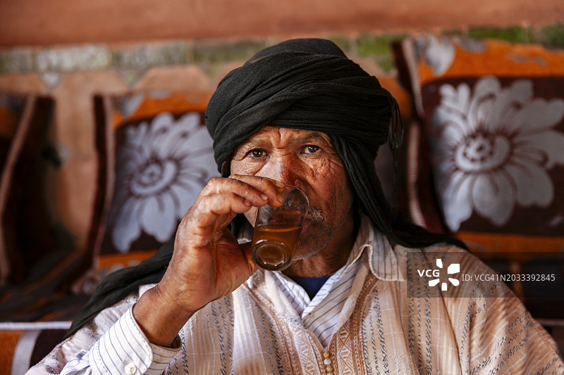 摩洛哥男人准备和饮用马格里布薄荷茶图片素材