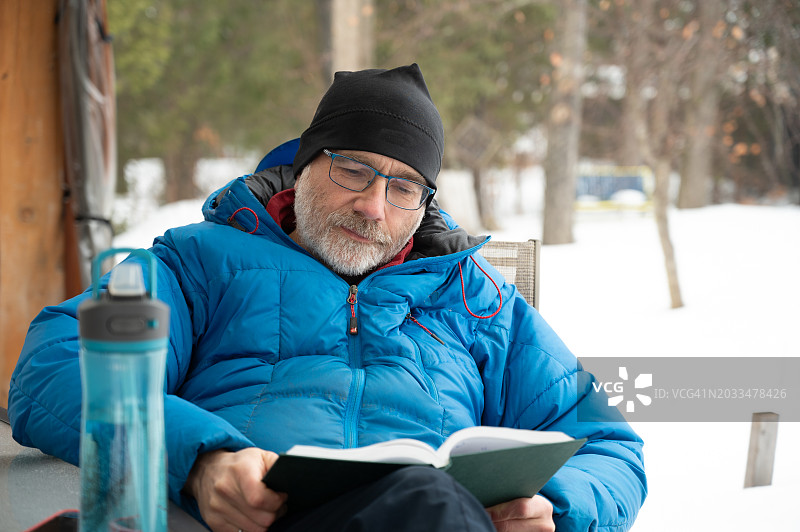 年长的退休男人在户外放松图片素材