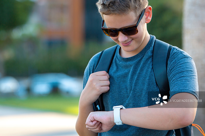 准备上学的青少年男学生肖像图片素材