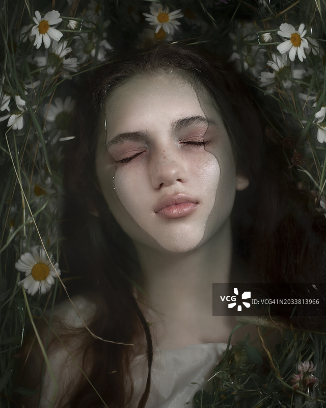 肤色苍白的女孩跳入水中图片素材