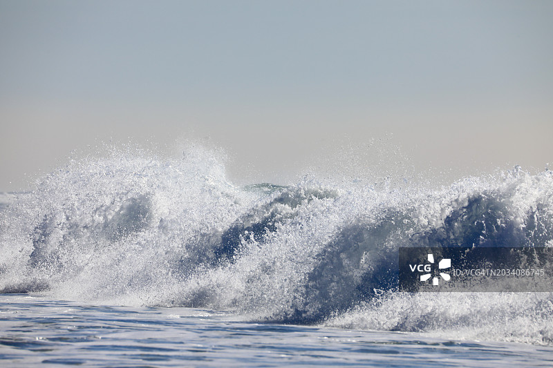 海浪拍打风暴海面图片素材