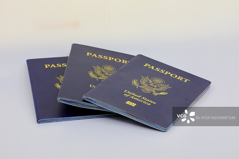 带有嵌入式电子微处理器芯片的护照图片素材