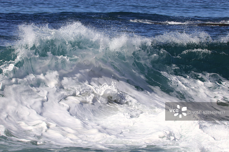 加利福尼亚州太平洋海岸的海浪泡沫图片素材