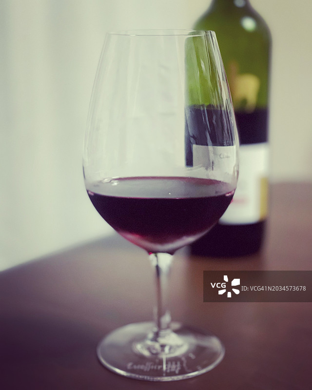 桌子上的红酒杯图片素材