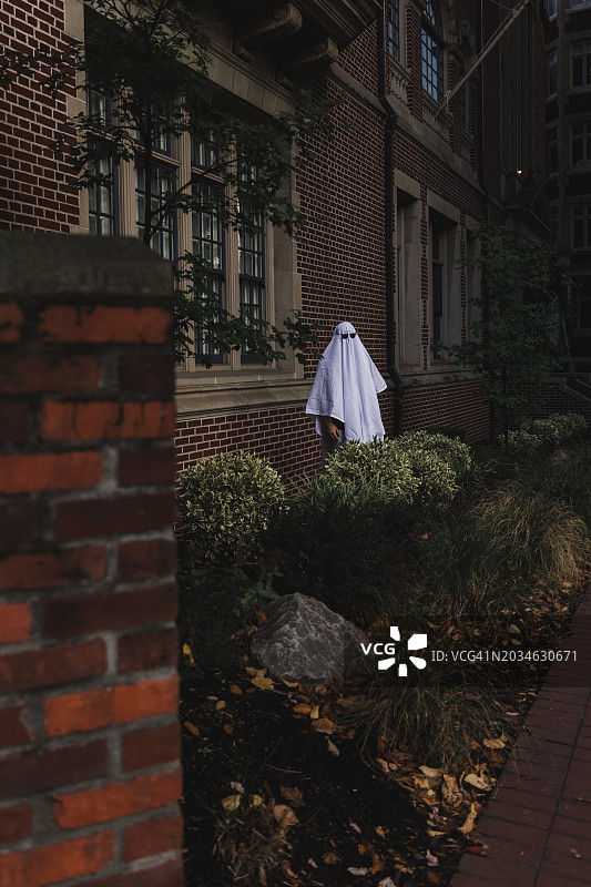 老砖 building 外的阴森万圣节鬼魂图片素材