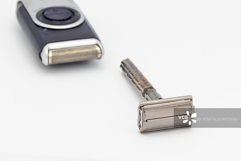 白色背景上的手动剃须刀与电动剃须刀图片素材