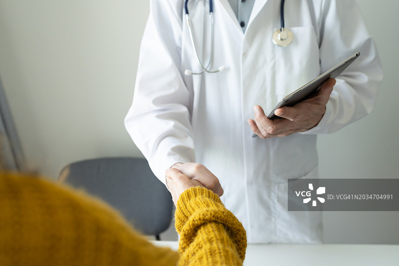 医生与患者握手图片素材