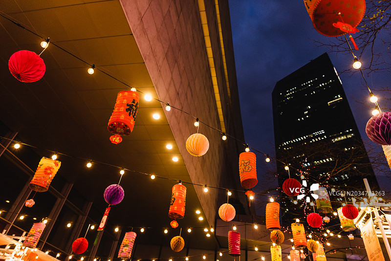 城市里有很多灯笼的中国新年市场图片素材