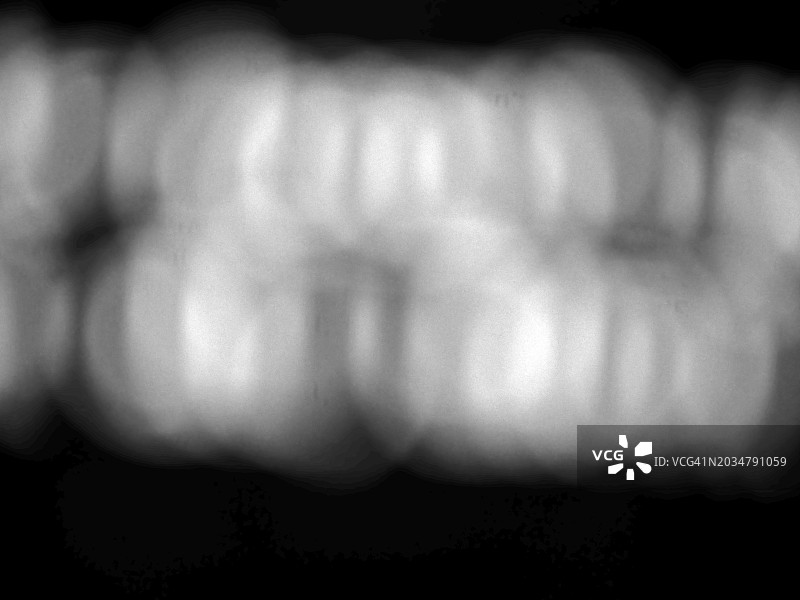 黑色背景圆形光斑特写。英国伦敦夜间城市灯光黑白摄影。图片素材