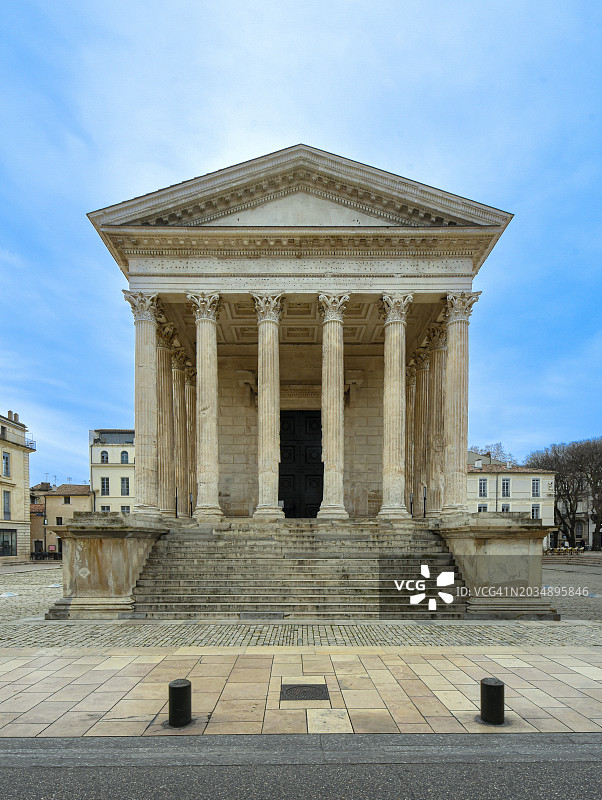 法国奥克西塔尼尼姆的罗马神庙“方形神殿”的雄伟外观图片素材