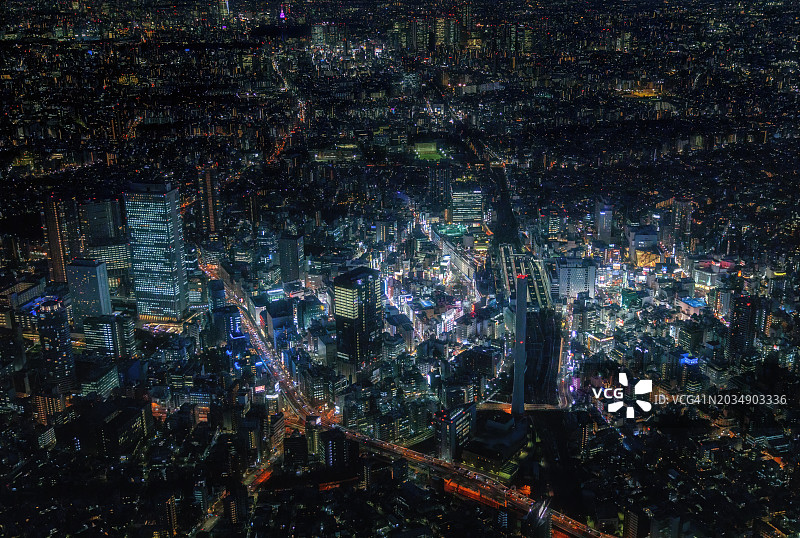 从直升机上拍摄的东京池袋夜景图片素材