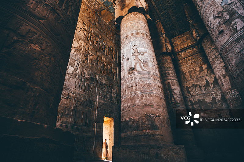 女人探索埃及奎纳丹德拉古庙图片素材