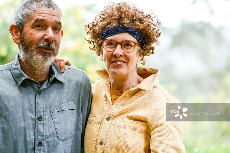 快乐的退休生活，幸福的异性恋夫妇图片素材