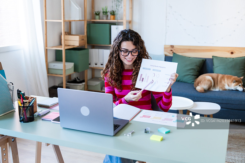 在家办公室内分析信息图表图片素材