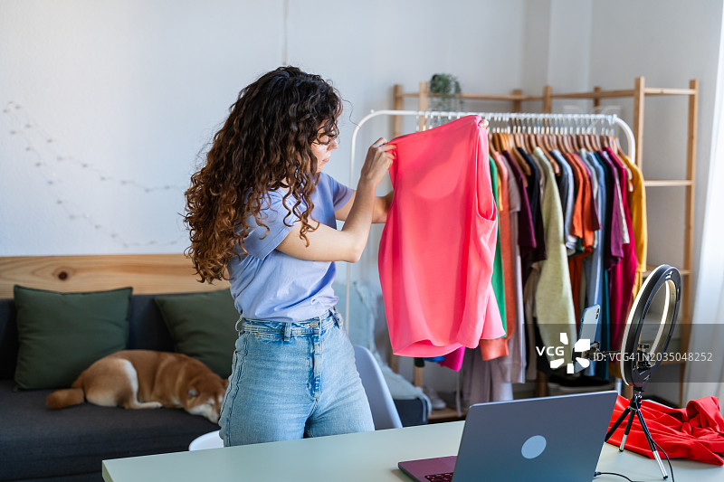 视频博主向在线观众展示服装图片素材