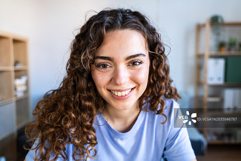 友善的女士对着镜头微笑图片素材