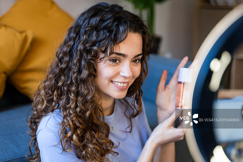 网红在线测评美妆产品图片素材